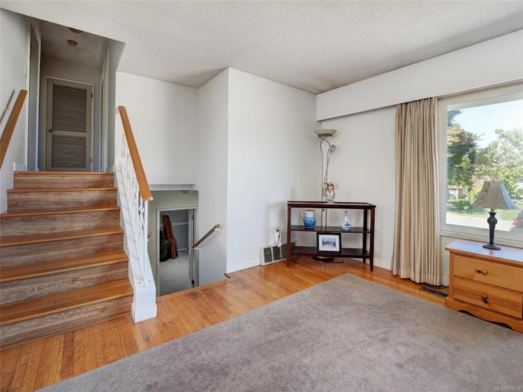 1625 Alderwood Street, Saanich, BC, V8N 1G8 - 2