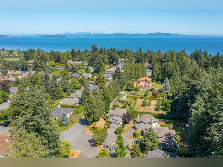 5199 Walema Court, Saanich, BC, V8Y 2T7 - 2