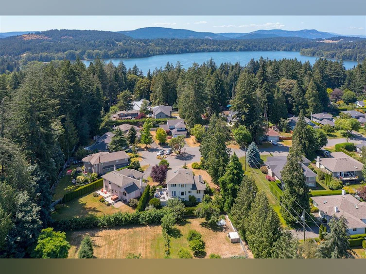 5199 Walema Court, Saanich, BC, V8Y 2T7 - 3
