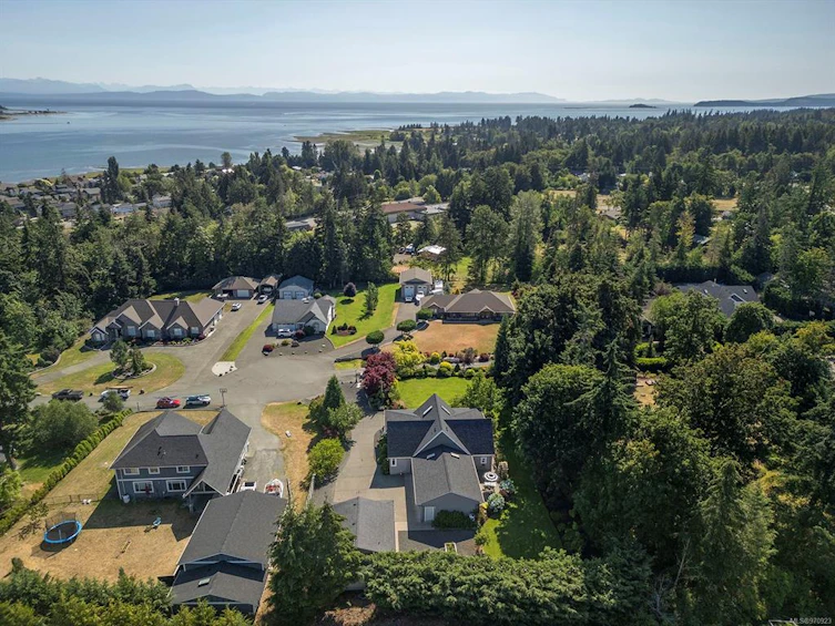 11 Little Bear Way, Courtenay, BC, V0R 2V0 - 12