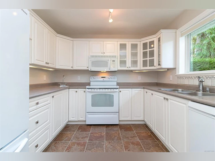 10232 Fifth Street, Sidney, BC, V8L 1X6 - 7
