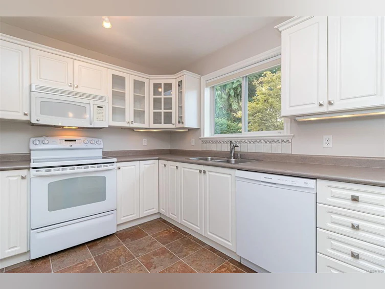 10232 Fifth Street, Sidney, BC, V8L 1X6 - 8