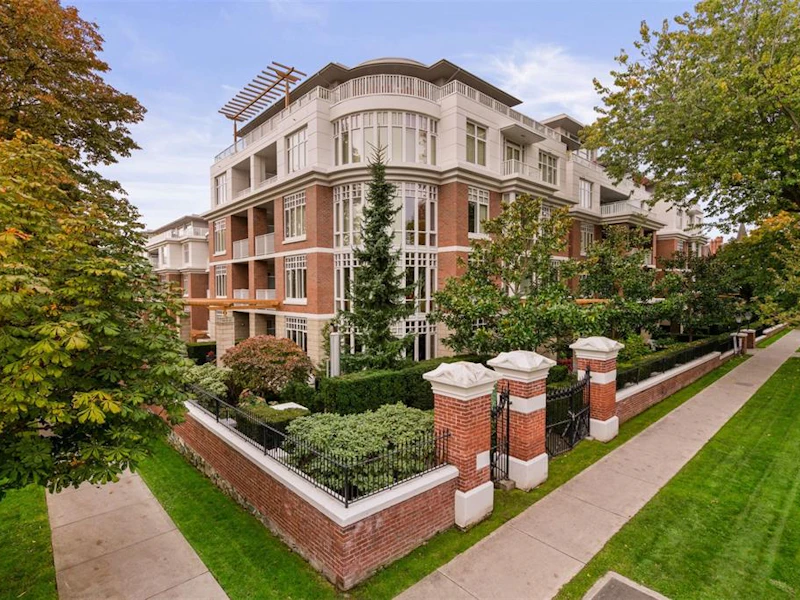 401 - 999 Burdett Avenue, Victoria BC V8V 3G7