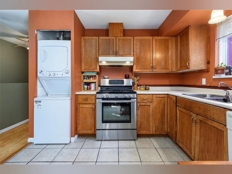 2793 Ulverston Avenue, Cumberland, BC, V0R 1S0 - 11