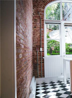 103 1315 Waddington Alley