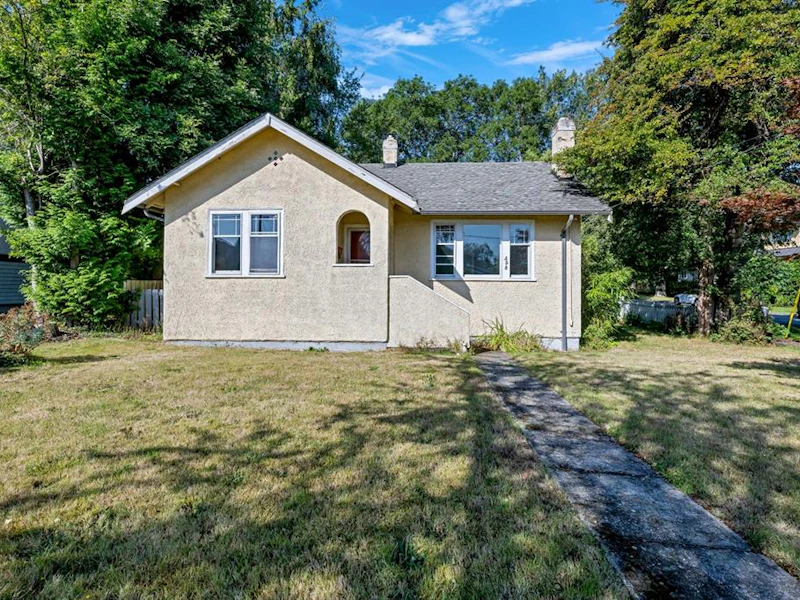 358 Arnold Avenue, Victoria BC V8S 3L7