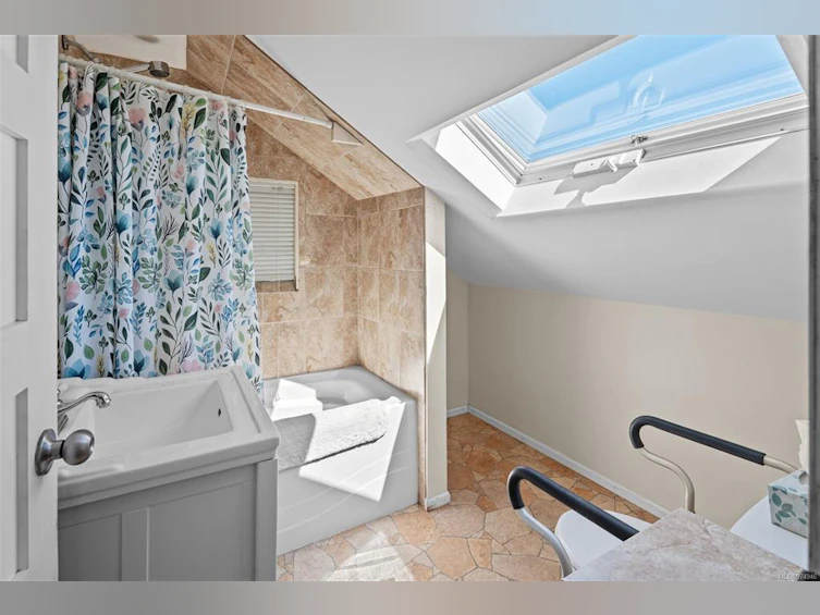 2651 Cedar Hill Road, Victoria, BC, V8T 3H1 - 27
