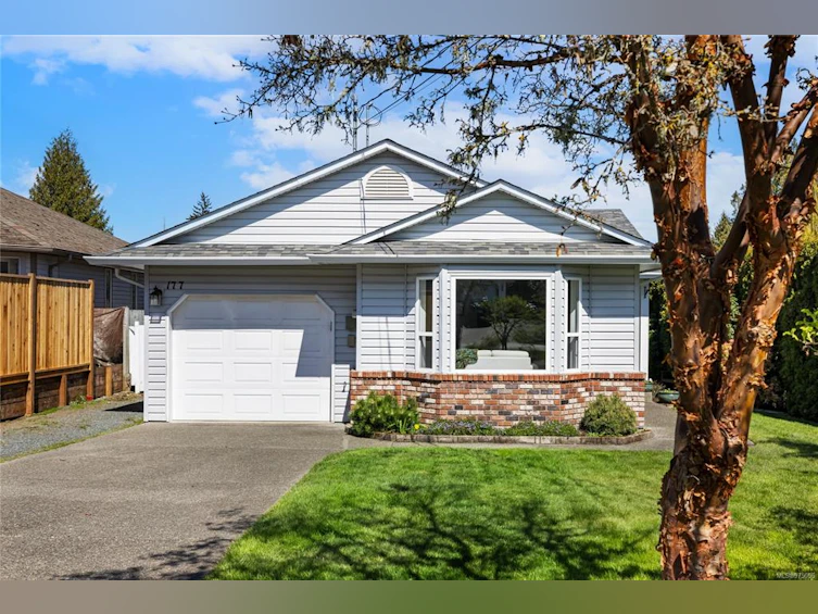 177 W Sixth Avenue, Qualicum Beach, BC, V9K 1S1 - 2