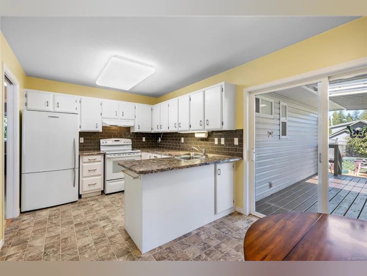 177 W Sixth Avenue, Qualicum Beach, BC, V9K 1S1 - 7