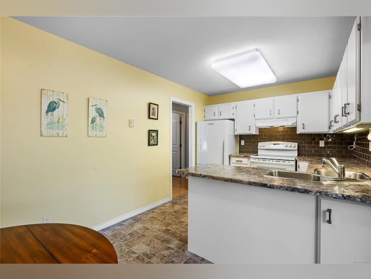 177 W Sixth Avenue, Qualicum Beach, BC, V9K 1S1 - 30