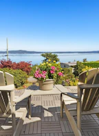 3637 Seaview Crescent