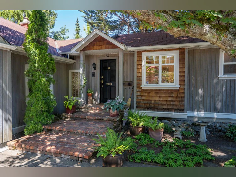 2878 Inlet Avenue, Saanich, BC, V9A 2M7 - 2