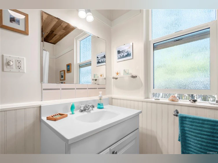 2878 Inlet Avenue, Saanich, BC, V9A 2M7 - 24
