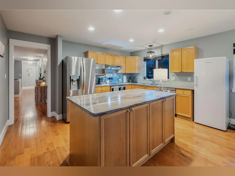 597 Misner Way, French Creek, BC, V9P 2R1 - 3