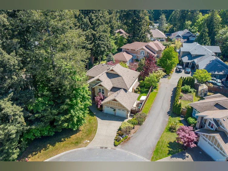 5075 Clutesi Street, Saanich, BC, V8Y 1X4 - 5