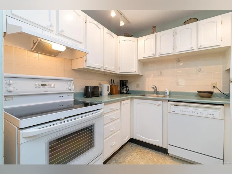 201-10016 Third Street, Sidney, BC, V8L 3V3 - 10