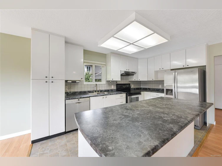 1109 Laburnum Road, Saanich, BC, V8Z 2N1 - 11