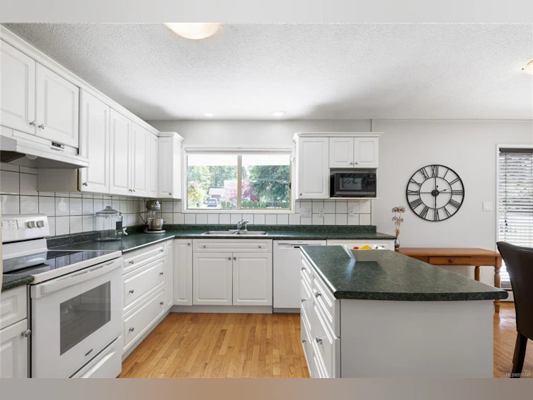 365 W First Avenue, Qualicum Beach, BC, V9K 1H6 - 7