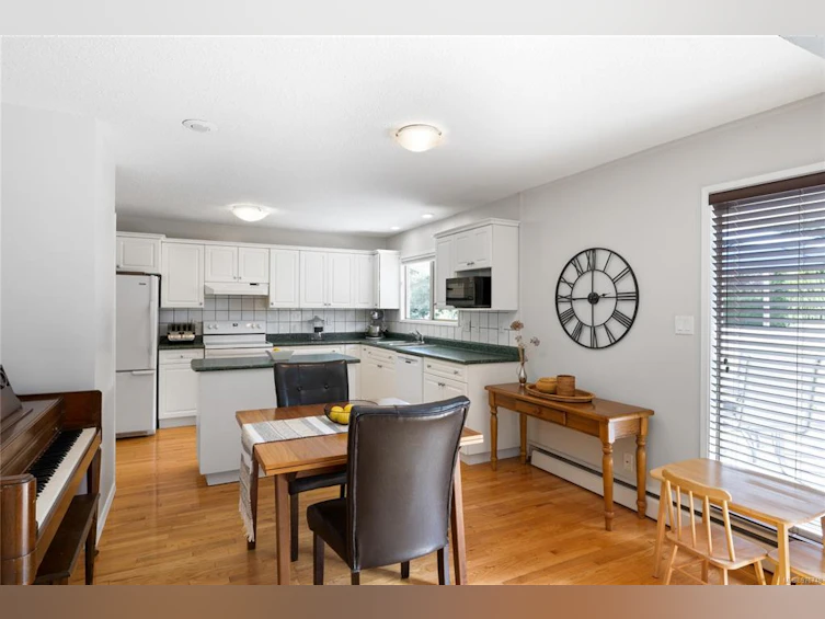 365 W First Avenue, Qualicum Beach, BC, V9K 1H6 - 20