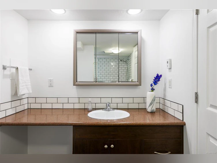 365 W First Avenue, Qualicum Beach, BC, V9K 1H6 - 35