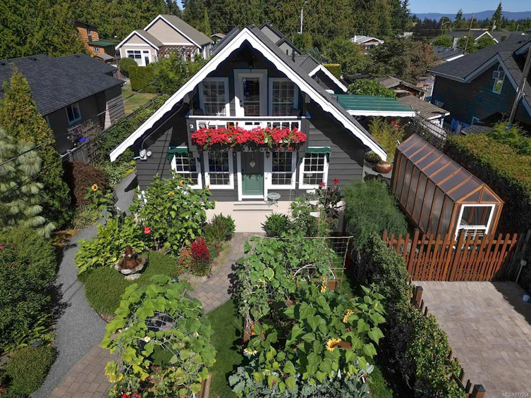 227 W Fifth Avenue, Qualicum Beach, BC, V9K 1S2 - 2