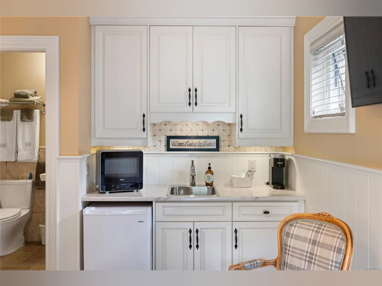 227 W Fifth Avenue, Qualicum Beach, BC, V9K 1S2 - 37