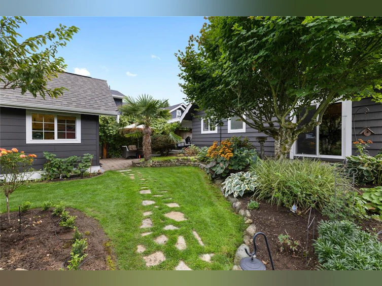 227 W Fifth Avenue, Qualicum Beach, BC, V9K 1S2 - 39