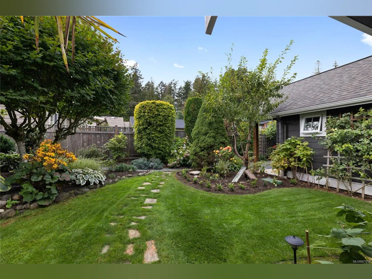 227 W Fifth Avenue, Qualicum Beach, BC, V9K 1S2 - 51