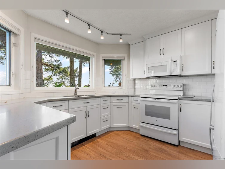 9386 Lochside Drive, Sidney, BC, V8L 5R5 - 13