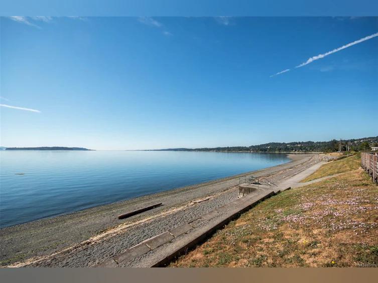 9386 Lochside Drive, Sidney, BC, V8L 5R5 - 32