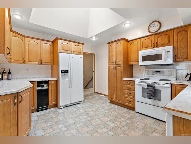 1108 Nicholson Street, Saanich, BC, V8X 3L6 - 5