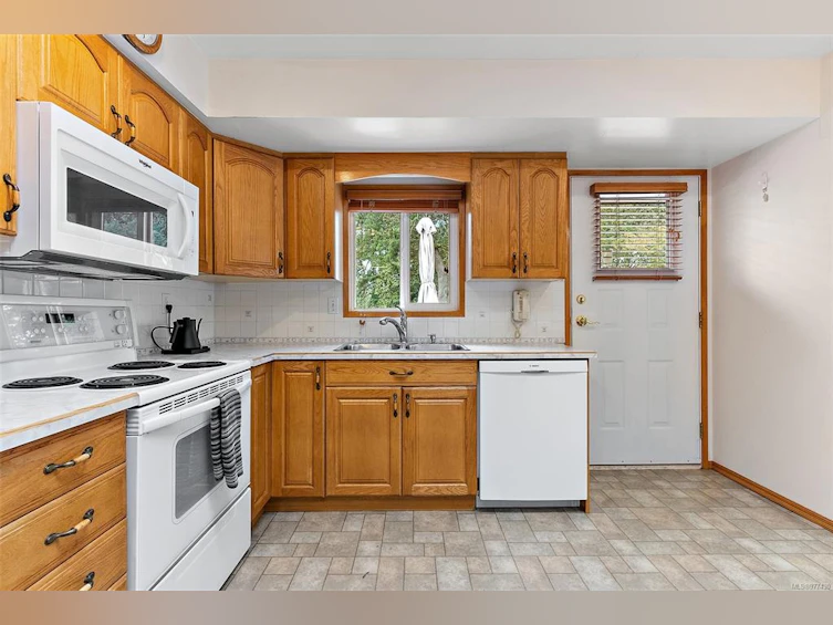 1108 Nicholson Street, Saanich, BC, V8X 3L6 - 6