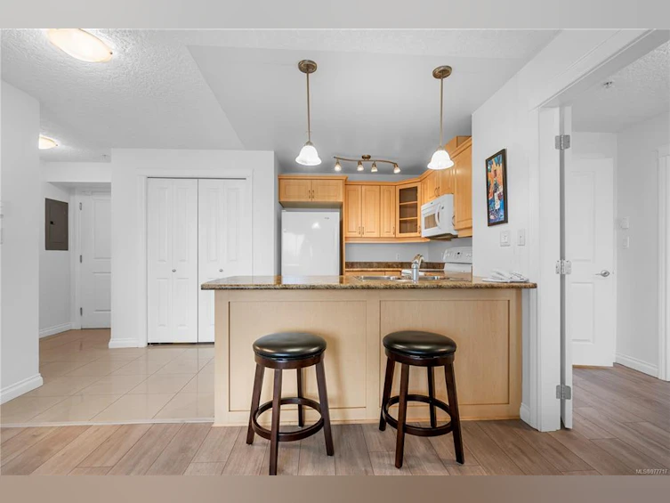 207-4536 Viewmont Avenue, Saanich, BC, V8Z 5L2 - 2