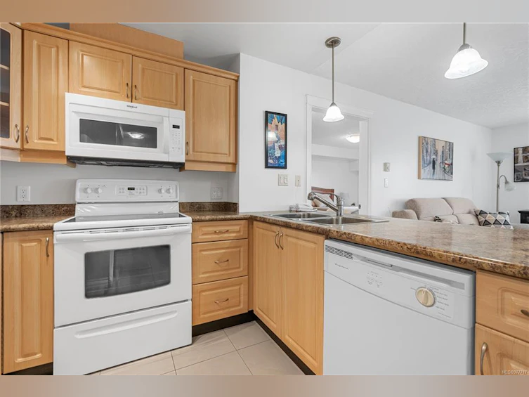 207-4536 Viewmont Avenue, Saanich, BC, V8Z 5L2 - 3