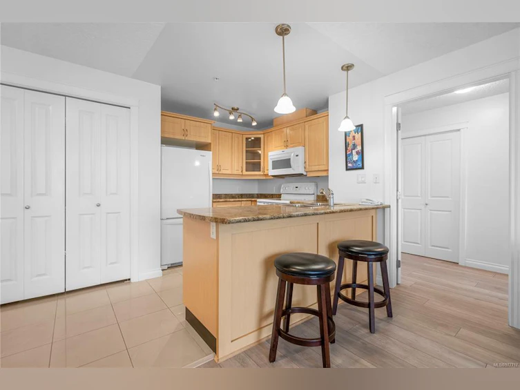 207-4536 Viewmont Avenue, Saanich, BC, V8Z 5L2 - 8