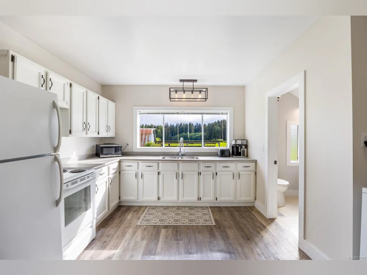 5941 N Island Highway, Courtenay, BC, V9J 1T6 - 9