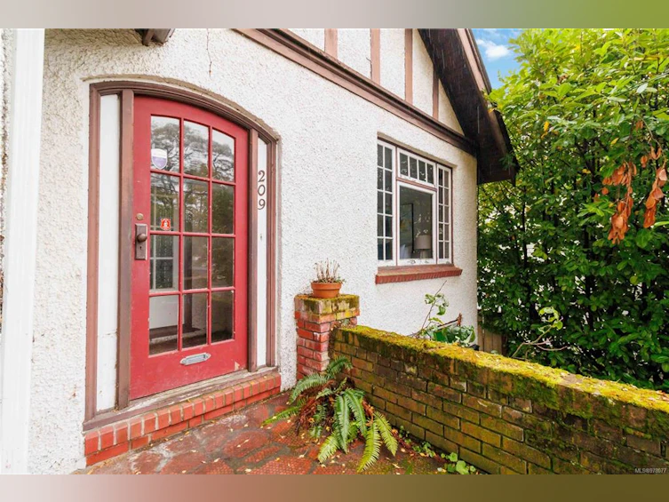 209 E Burnside Road, Victoria, BC, V9A 1A4 - 4