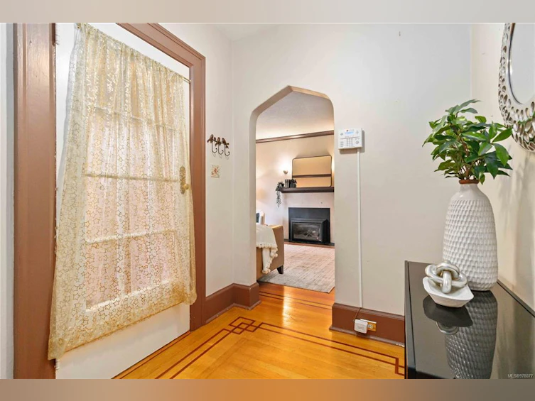 209 E Burnside Road, Victoria, BC, V9A 1A4 - 6