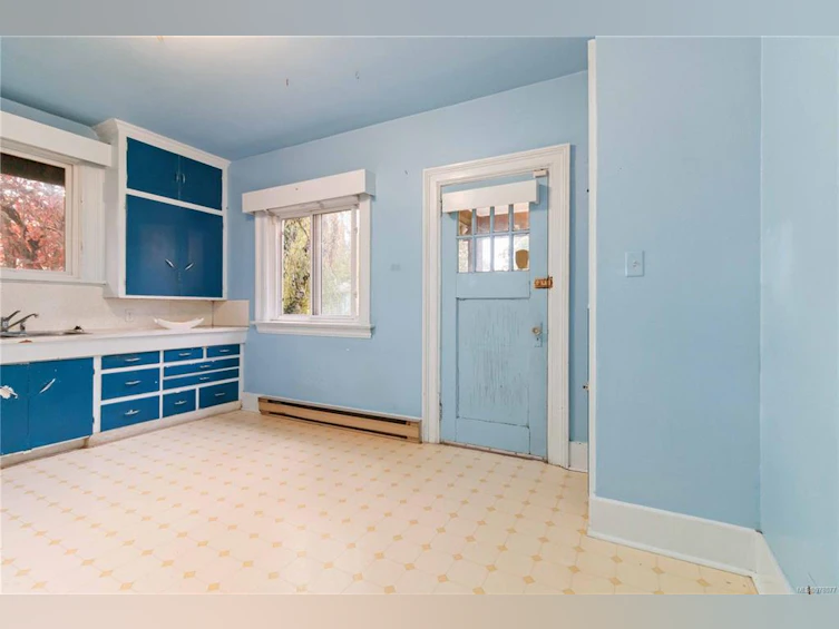 209 E Burnside Road, Victoria, BC, V9A 1A4 - 13