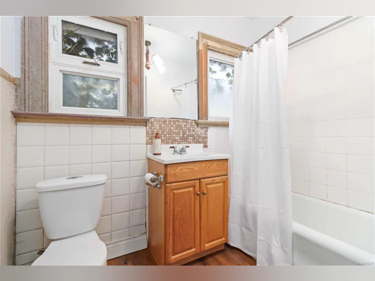 209 E Burnside Road, Victoria, BC, V9A 1A4 - 31