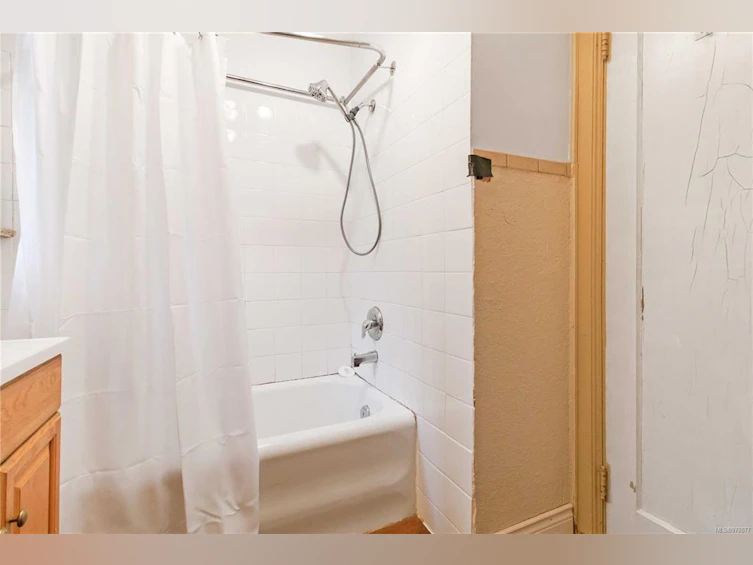 209 E Burnside Road, Victoria, BC, V9A 1A4 - 32