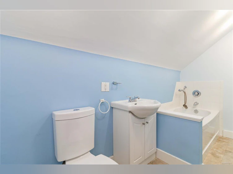 209 E Burnside Road, Victoria, BC, V9A 1A4 - 33