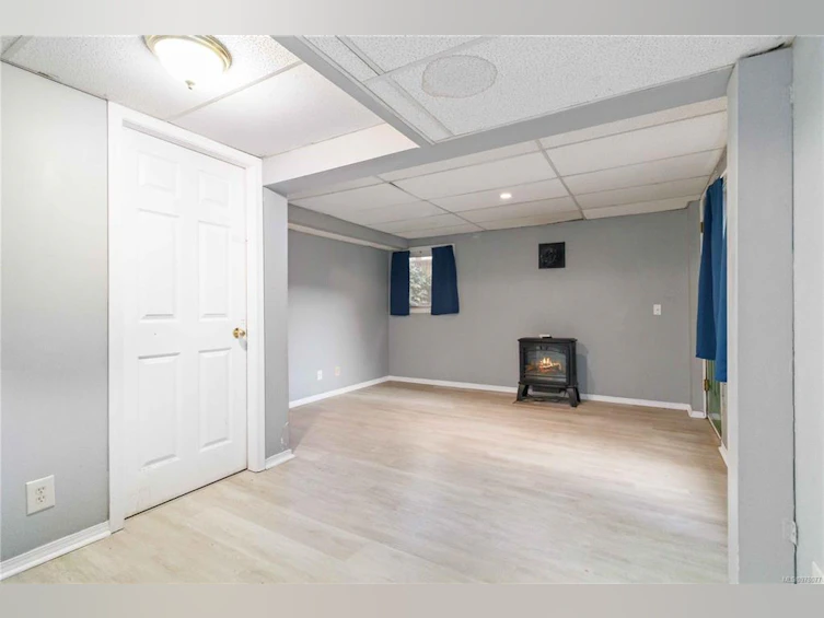 209 E Burnside Road, Victoria, BC, V9A 1A4 - 35