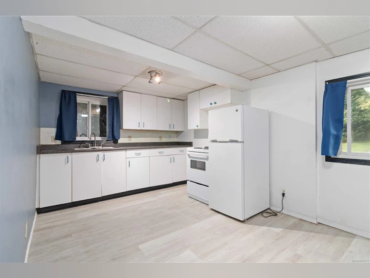 209 E Burnside Road, Victoria, BC, V9A 1A4 - 36