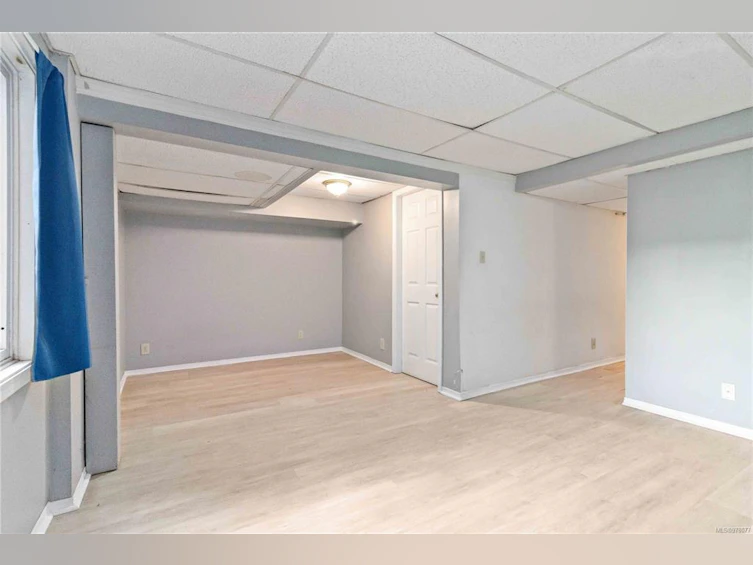 209 E Burnside Road, Victoria, BC, V9A 1A4 - 37