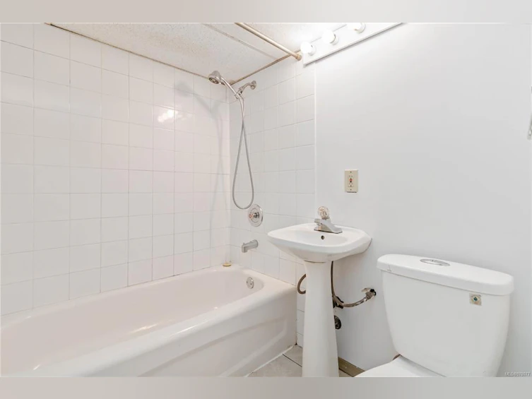 209 E Burnside Road, Victoria, BC, V9A 1A4 - 44