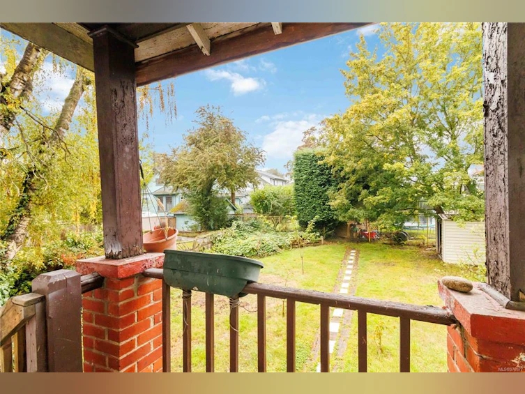 209 E Burnside Road, Victoria, BC, V9A 1A4 - 49