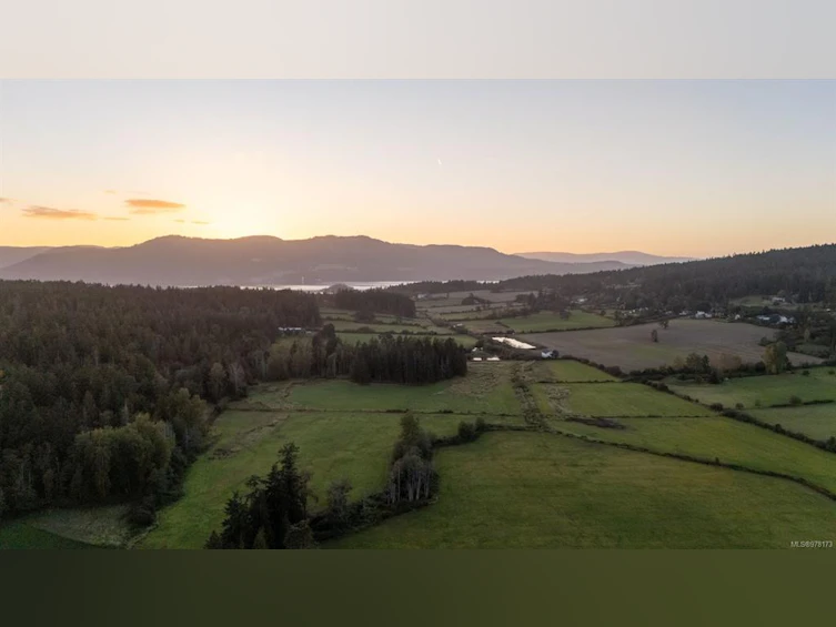 1527 Mount Newton Cross Road, Central Saanich, BC, V8M 1L1 - 4