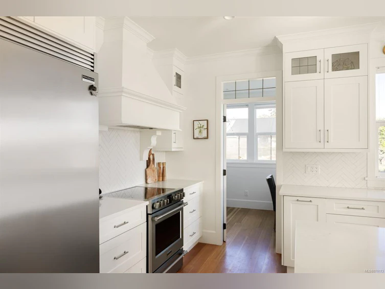 1527 Mount Newton Cross Road, Central Saanich, BC, V8M 1L1 - 10