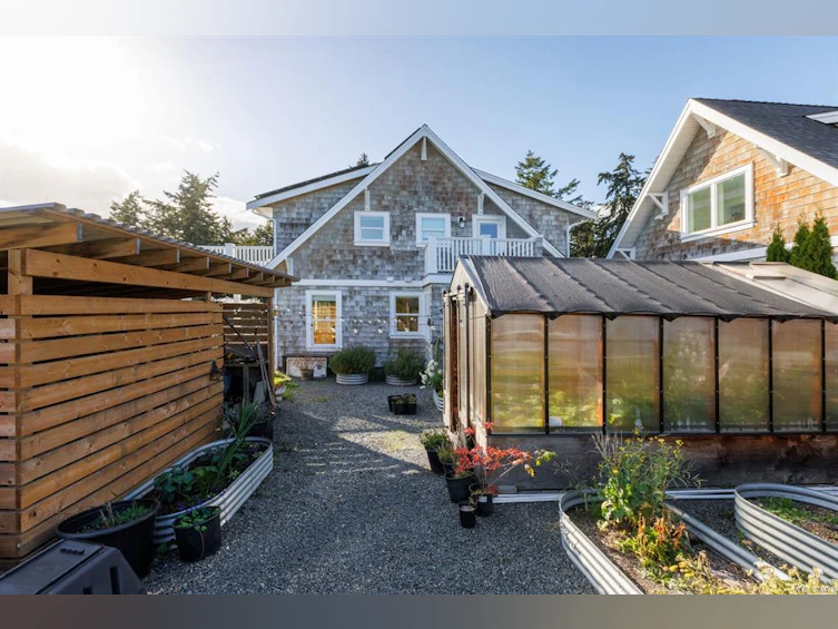 1527 Mount Newton Cross Road, Central Saanich, BC, V8M 1L1 - 41
